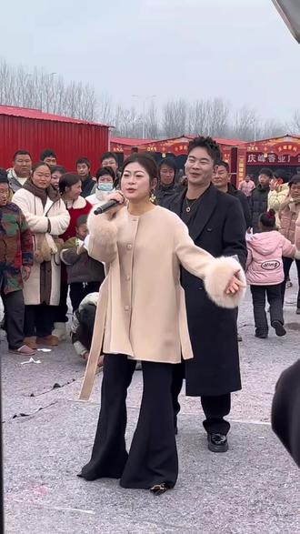 平舆首届电商年货节来啦!
特邀本地网红佳佳,腊月16到25,每天都有新惊喜,从零食到礼盒,从家居到年味好物,一站式备齐,并有 11 0 万消费券等你来领,年味拉满,券管够……