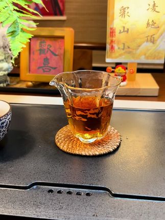 这个海棠公道杯真的是美到心里了,冰晶纹理,搭配海棠花的造型,特别有质感,小众又高级#海棠公道杯 #分茶器公道杯 #茶生活 #与茶相伴的日子