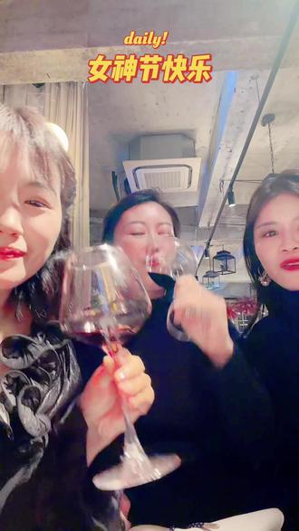 家人们:萌姐用河南美食祝你们女神节快乐#醉云尘 #消防 #龙萌客栈 #消防萌姐 #消防高总
