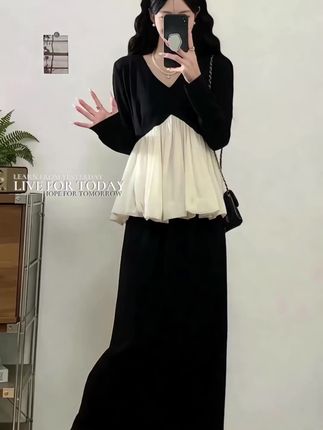 这套衣服黑白配色简约大方,v领设计显脖颈修长,中间的白色褶皱部分增添层次感,长裙版型优雅,穿着舒适又很有气质。#简约穿搭 #温柔风穿搭 #穿搭分享 #通勤搭配 #雷雷之衣