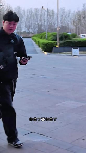 我来为内存哥证明 他只是有点i 不高冷一点也不高冷 哥哥第二次来录制的时候我早六出发他晚上六点多才上班 我们一群人看着一辆又一辆的商务车从面前开过真的心急如焚 而且那个时候见哥心切 很关心他的状态🥹节目组请的保镖像两堵墙一样杵在那里 我鼓起勇气搭了两三次话都没理我。。 问了保洁大叔 问了节目组的工作人员 问了好几个商务车司机 问了其他家粉丝 还问错了路人。。这个时候内存哥出现就像救星一样 还告诉我们王翊恩在后面 还回应了我们 很好的熊猫一只🐼@C.Z · 梦想成真