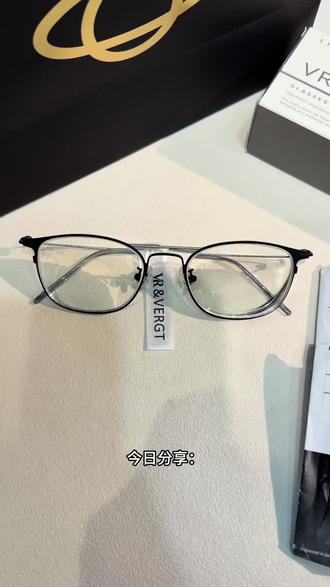 “又一副高度数福音客订!选了蔡司新清锐1.74钻立方铂金膜,搭配超轻眉线框,做出来薄到不敢信!
铂金膜的通透感真的绝了,客人说戴上的瞬间,世界直接从“雾蒙蒙”变“高清4K”,而且镜架轻到像没戴一样,再也不用被压鼻梁和厚重镜片困扰啦✨”#选择适合自己的镜框 #选择适合自己的镜片