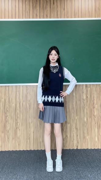 谁说灰色校服太死板?来看看我们的吧!#灰色校服 #校服舞蹈变装 #kg摇 #校服校园 #最美校服大盘点