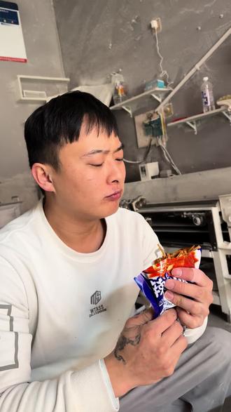 当我用500让他吃一包辣条说不辣时