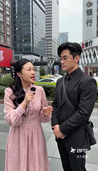 街头偶遇,方言问答现场直答,灶台你们方言如何说#即梦AI #AI分身戏精大赛 #我的AI分身杀疯了 !🎤✨