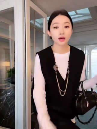 杨圣坤2025新品100%羊毛新中式盘扣V领极简无袖马夹#高级感穿搭 #轻奢女装 #时尚百搭马夹 #气质穿搭 #杨圣坤