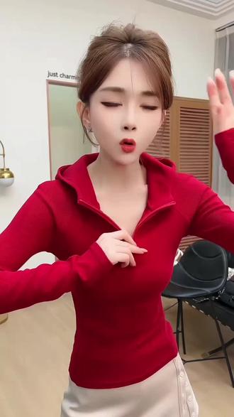 这件连帽卫衣也太显瘦了!
红色连帽卫衣真的百搭到炸!修身掐腰设计不臃肿,搭配短裙或阔腿裤都绝~酷飒又显瘦,出街必穿!#时髦百搭 #每日分享穿搭喜欢我关注我