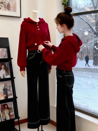 《红与雪的交响》 林夏的服装店,是雪天里的一抹炽热。她偏爱那身红色连帽针织衫,搭配明线阔腿裤,在飘雪的橱窗边,成了独特的风景。  有时她会细致地为模特整理衣装,指尖拂过面料,仿佛在雕琢冬日的时尚。偶尔,她会换上麻花辫造型,红耳环与红上衣呼应,在黑色置物架旁,笑容明媚如阳。或是让大波浪长发配一朵小红花,随性地倚在窗边,看雪花落在银杏枝桠。也会扎起马尾,双手插兜,目光望向店外雪景,思绪飞扬。  她的每一天,都在红与雪的交织中,把服装的温度,融进这浪漫的冬日里,每一款穿搭,都是她写给季节的诗。#洋气减龄 #时尚穿搭 #秋冬新款 #通勤穿搭 #简约时尚@抖加🔥上热门🔥dou+🔥热点宝