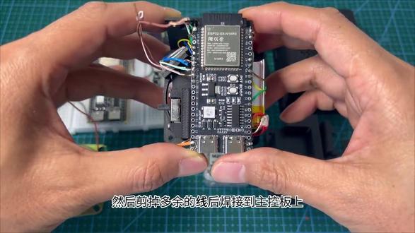 30 元复刻 ESP32-S3 + 豆包 AI音响教程 上个视频很多人问这个 AI 小音响怎么做,今天把硬件 + 代码 + 组装全流程拆开,普通人也能复现!
30 元成本,ESP32-S3 + 豆包 AI,会聊天、能对话的 AI 玩具。
结构3D图纸等资料看我主页获取~
下期讲量产问题,持续更新创意硬件!
#AI 小音响 #开源硬件 #ESP32 #DIY 玩具 #3D 打印