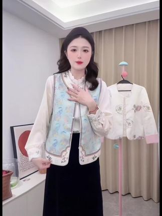 #小个子穿搭 一件衣服解决你的穿搭难题!这件双面穿马甲上身真的太美了,宋锦的面料质感满满,而且还是正反两面都能穿的款式,相当于花一份钱买了两件衣服,真的是太划算了!姐妹们赶紧冲!#显瘦穿搭 #气质穿搭 #优雅气质 #谁穿谁好看