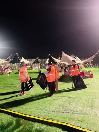 火星人素质这一块🫶🏻真的没得说乌托邦里面 吃吃喝喝 那么多项目那么多的人 地上干干净净 没有一点垃圾环卫工阿姨 闲聊没事干😂😂😂#南京 #火星演唱会 #华晨宇 #户外露营