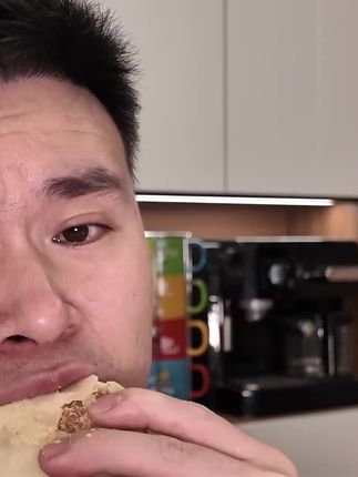 一口下去全是蛋黄馅,这个黄装月饼别看它包装那么随便,味道是真好吃!皮儿薄馅儿大,甜度适中,酥的掉渣!#太好吃了 #黄庄月饼#咸蛋黄酥皮月饼 #强烈推荐#好物推荐🔥