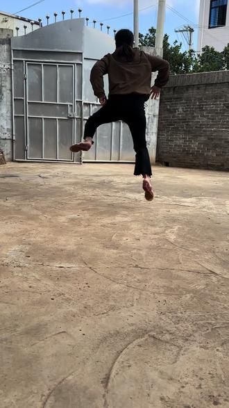 回老家的第三天!妈妈配合我录最近很火的穿拖鞋转场#高难度动作 #拖鞋转场 #看完不笑算我输 #徐闻 #回老家的第三天