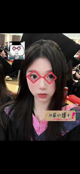 拿到学士帽第一件事就是拍小博士#毕业季#小博士表情包#醒图焚决的神#醒门永存#人类对醒图的开发不足百分之一 小博士表情包眼镜框 小博士红色眼镜 小博士表情包 学士帽表情包图片