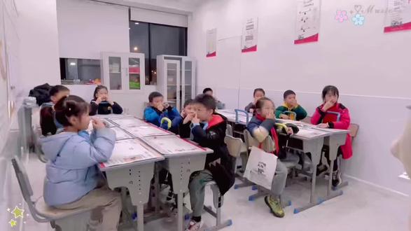 人人练字今日特色课程✨
《笔墨书古诗,灯笼迎新年》圆满结束🎨#有趣的课堂 #可爱的学生 #课堂互动 #课堂实录