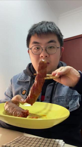 抢到了1包名模坤直播间的香肠,好吃😋又辣又麻,过瘾了!#四川香肠 #名模坤 #vlog美食日常 #夜宵