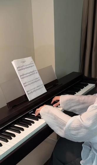 电钢琴的陪伴宅家生活都充实
新入手的这台卡西欧立式电钢琴AP-S200,摆放在家里,超高的颜值就会让心情好起来,整体呈现出更加文艺的家居风格。
最重要的是,随时可以打开电钢琴,调整到适宜的音量练琴,在不打扰别人的情况下,不同于立式钢琴的静音踏板,它可以做到声音小且清晰,就算是深夜练琴也不用担心,戴上耳机,与外界互不打扰,可以随时进入到自己的音乐世界。
虽然是电钢琴但是搭载SSH智能逐级配重键盘,很好地还原三角钢琴演奏手感,完全满足我日常居家练琴的需要。还有品牌APP和全触控操控面板,科技感满满,真的很喜欢~
#卡西欧电钢琴 #卡西欧aps200 #电钢琴评测 #aps200 #电钢琴推荐