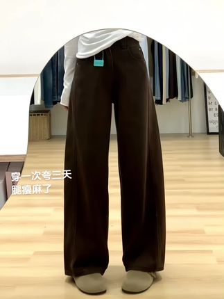 姐妹们真的可以试一下这条弯刀裤,它不是那种很肥大的版型,是做了加宽但又不会特别夸张,上身之后就是这种慵懒的感觉,而且它的颜色也很好看,是那种美拉德色系的,非常适合秋冬去穿。面料的话也是比较厚实的,这一条裤子无论是从版型还是质量来说都是很不错的。#休闲裤 #舒适感穿搭 #宝藏裤子分享 #显高显瘦显腿长 #工装裤穿搭