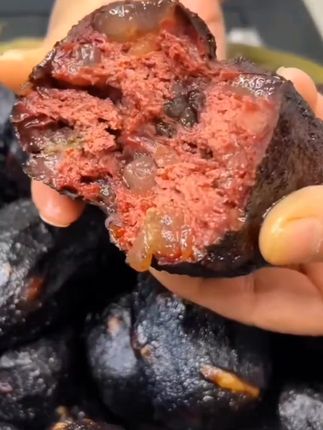正宗农家手工熏制的猪血丸子,炒来吃 蒸来吃都太香了满满的家乡味#猪血丸子 #农村美食 #太香了 #那些尝一口就忘不掉的特色美食 #小时候味道
