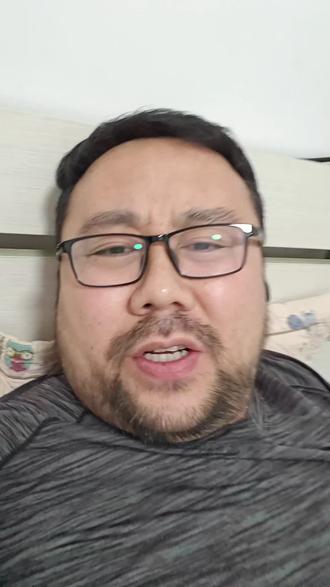 见过离谱的,没见过这么离谱的!网红现场砸观音像,打着反迷信的旗号蹭流量,纯属胡闹!#网络乱象 #文化传承不容亵渎 #敬畏