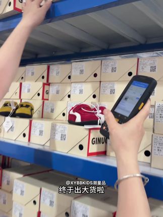 儿童真皮德训到货啦~ #到货 #仓库实拍 #儿童德训鞋 #校园穿搭 #脚胖脚宽也能穿