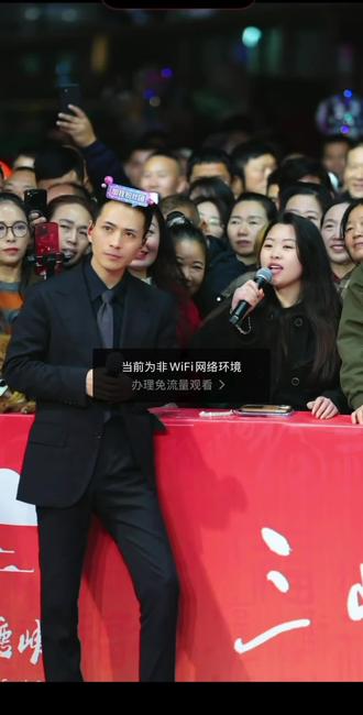 哈哈哈哈有意思,索图大舞台来了个能说能唱的@映心丫头(9233) #索图大舞台#现场编歌