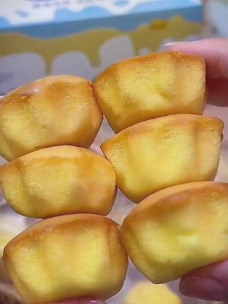 #牛乳芝士蛋糕 奶香浓郁,入口软乎乎满口的芝香味,个位数到手一箱,家里老人孩子都爱吃#芝士蛋糕 #大人小孩都爱吃