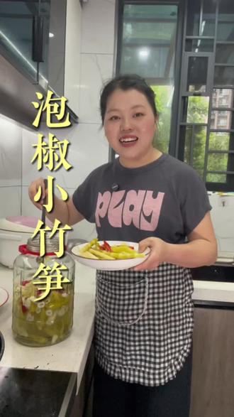 泡椒小竹笋,腌酸笋,谁能拒绝这个泡椒味的小酸笋呢,做上一次你都会爱上这个味道,酸辣脆爽又开味#泡椒小竹笋#腌酸笋#家乡美食#客家美食#酸笋