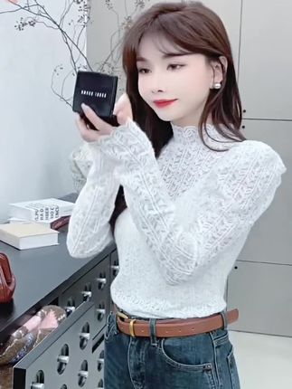 专门给秋冬做叠穿搭配的内搭#蕾丝打底衫 不管是搭配毛衣外套漏点蕾丝边边既为精致还保暖💥进了室内单穿也洋气#内搭外穿都好看 #保暖又好看 #叠穿#时尚百搭