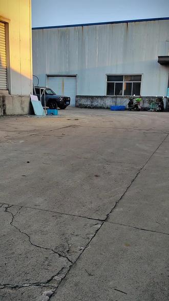 捷途旅行者车友们~作为一个旅行者车主,如果你连空气滤芯和空调滤芯都不会更换的话,那就太失败了。这两个滤芯的话,它是不包含在基础保养里面的。去四S店的话,他要花你两三百,自己更换的话,花几十块钱就可以轻松搞定。我们先换空气滤芯,空气滤芯在这个位置来,我们将前机盖打开.打开滤芯塑料盖,然后就可以把旧的空气滤芯拿出来了。看到没有?这是跑了一万公里的空调滤芯,已经脏成这样了,如果不及时更换的话,会造成油耗增高,加速无力。旅行者滤芯脏东西很难清理下来,这时候我们把新的空调滤芯给它安装原位放回去,盖子给它扣回去,两边的螺丝拧紧,空气滤芯就这么简单,更换空调滤芯那就更简单了,我单手就可以把它更换了。打开扶手箱,然后把左右卡扣一按,整个扶手箱就可以轻松拿出来了。这个时候就能看到空调滤芯盖板,然后准备一把钥匙或者硬币,轻轻一撬就打开了。把旧的空调滤芯给它拔出来,我们看一下有多脏,里面真的好多零零碎碎最脏东西。我们平时车内有一个很大原因,就是因为它,所以我们一定要定期更换这个空调滤芯啊,这个也是N95同级别带活性炭层的过滤效果更好,也是除异味的。记得箭头朝下,然后给它塞回去,然后盖板扣回去,最后将扶手箱按照原位卡回去,先卡下面这里再把限位器扣回去,这样就大功告成了。一套下来又能省下好几百,旅行者车主左下角了解。#强烈推荐 #汽车用品 #捷途旅行者 #省钱攻略 #车内空气净化