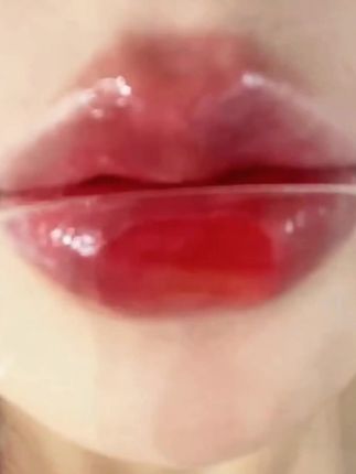 如果你也这种水嘟嘟的嘴唇的话,一定要试试#唯资 家的这款#水光镜面唇釉 ,39.9到手三支#超划算超便宜 #口红试色 #不沾杯不掉色