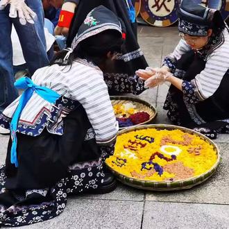 布依人"四月八"制作乌米饭。