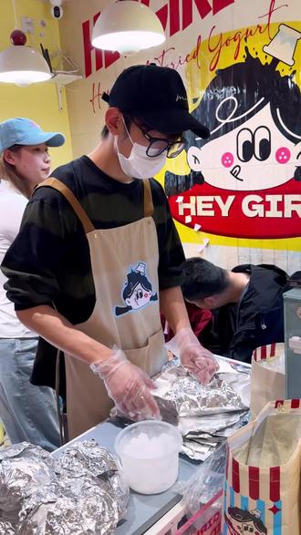 欢迎收看05年男生开炒酸奶店的忙碌日常
#炒酸奶 #hey妞炒酸奶 #厚切炒酸奶 #创业日记