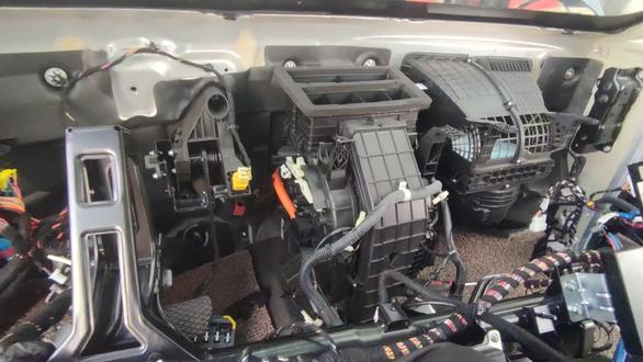 奇瑞EQ5大蚂蚁空调不吹暖风,维修暖风PTC加热模块。
拆卸仪表,奇瑞EQ5仪表拆卸#奇瑞#奇瑞大蚂蚁#没有暖风#仪表拆卸#新能源汽车维修