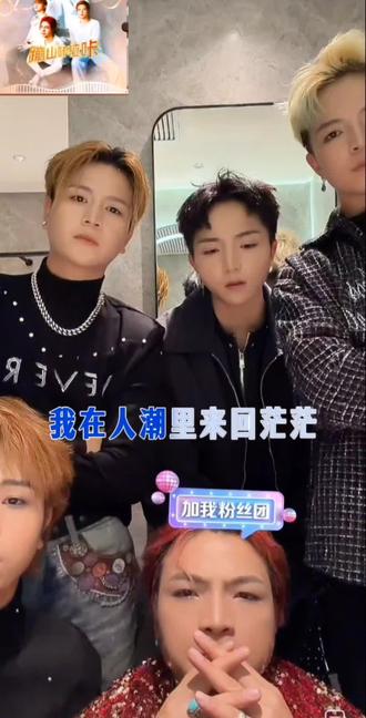 妈妈呀,我在霓虹里来回奔忙,却忽略了你悄悄变哑的嗓音。
蹦山咔拉咔新歌《妈妈》上线,听哭了每一个在外打拼的孩子。
你把牵挂藏在“路上小心”,我把亏欠唱进歌里。
#妈妈#蹦山咔拉咔 #热门音乐🔥 #关恒 #上热搜 #新歌上线