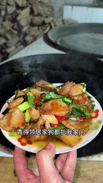 当我半夜饿了,在农村没有外卖!于是我爬起来煮了一头猪的一块肉来吃!!#我的乡村生活 #创作者流量扶持计划 #真实农村生活 #创作者中心 #创作灵感 @抖音创作小助手 @抖音小助手