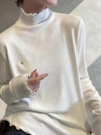 姐妹们,2025秋冬必入!这款半高领打底衫,木耳边设计巨吸睛,好看加倍。长袖保暖,面料亲肤。不管搭配大衣还是棉服,都尽显温柔,轻松美出圈#高级感穿搭 #初秋一周不重样穿搭#早秋冷冽又随性的气质穿搭 #半高领打底衫#秋冬穿搭