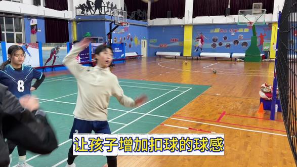 当孩子接触到扣球这一步的时候,你还在让孩子枯燥的对墙扣吗?原地挥臂训练是非常有助于提高孩子扣球进步的#排球🏐 #排球训练 #排球