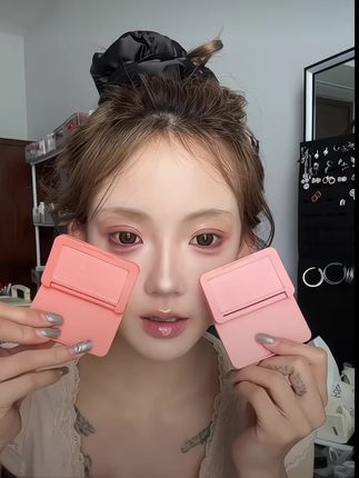 没有废色!纯欲氛围感腮红 Mooneyes浪漫收藏家腮红!纯欲氛围感拿捏!#腮红 #美妆 #超显白显嫩腮红推荐 新手化妆教程 学生党好物推荐