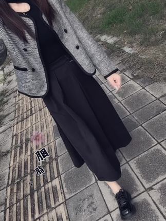 到了一定年纪,迷人的不再是脸,而是骨子里的气质、经历岁月沉淀后的灵魂,人生没有白走的路,每一步都算数。#高级感穿搭 #藏肉显瘦穿搭 #简约穿搭 #梨形身材穿搭 #通勤搭配