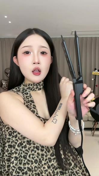 直板夹怎么打造高层次齐肩发
只要一个直板夹,轻松打造氛围感高层次发型,有手就会#直板夹#夹板造型 #高层次发型 #秋冬发型#手残党也能学会的发型