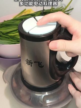 四副刀头的新飞绞肉机,可以和面绞肉绞菜榨汁,好用还不贵。家里包饺子打肉馅的,给孩子做辅食的都可以用这个,好省事。#厨房必备神器 #多功能绞肉机 #绞肉机 #超实用 #厨房小家电