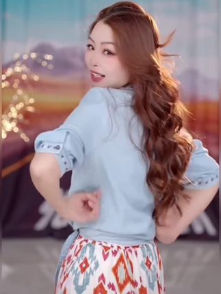 索菲亚·刺绣牛仔上衣民族风度假新疆云南内蒙旅行#夏季穿搭 #气质穿搭 #牛仔外套#甜美穿搭