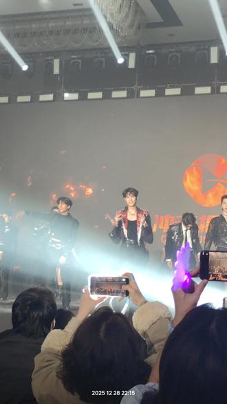 【串烧舞蹈】眼里、镜头里都是你
@404k-晚秋🍁 #舞台 #现场live