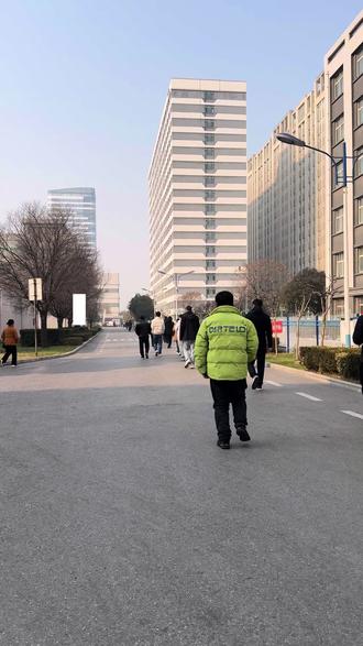 厂里上班节奏就是这样,上班 吃饭 睡觉 每天忙碌又充实有时会累,但靠自己挣的是自己的底气~#日常vlog #打工人 #记录真实生活 #自律 #真实生活分享计划