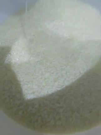 大晚上美女冒着大雨,开着宝马来到我豆腐厂买豆腐送客户。同时也感恩美女的支持,您的满意是我们最大的追求。