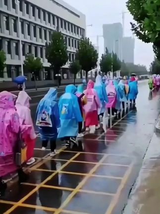 儿童一次性防雨鞋套卡通雨天防滑耐磨加厚时尚印花高筒户外高筒套#一次性防雨鞋套 #儿童一次性鞋套 #儿童雨天鞋套 #儿童高筒鞋套 #防滑耐磨雨鞋套