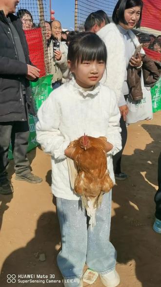 过年去哪里玩,烟岭广场抓鸡真好玩,祝大家新年快乐,大吉大利,今晚吃鸡。