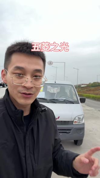 #五菱之光
五菱之光这台车的一个内饰风格简单