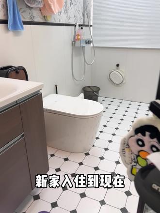 这一刻,我和安装师傅都愣住了…… 不愧是翻遍抖音抄来的🐮🍺~太成功了吧、老爸说这屁大点地方被你折腾的怪好看的! #马桶 #卫浴安装 #装修避坑 #新家入住 #新家装修